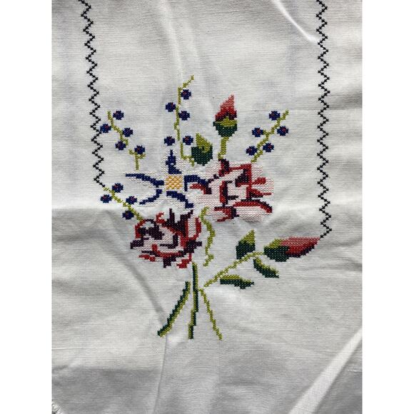 Handmade Floral Cross Stitch Table Runner Crochet Lace Trim White Linen Bouquet - Picture 2 of 13